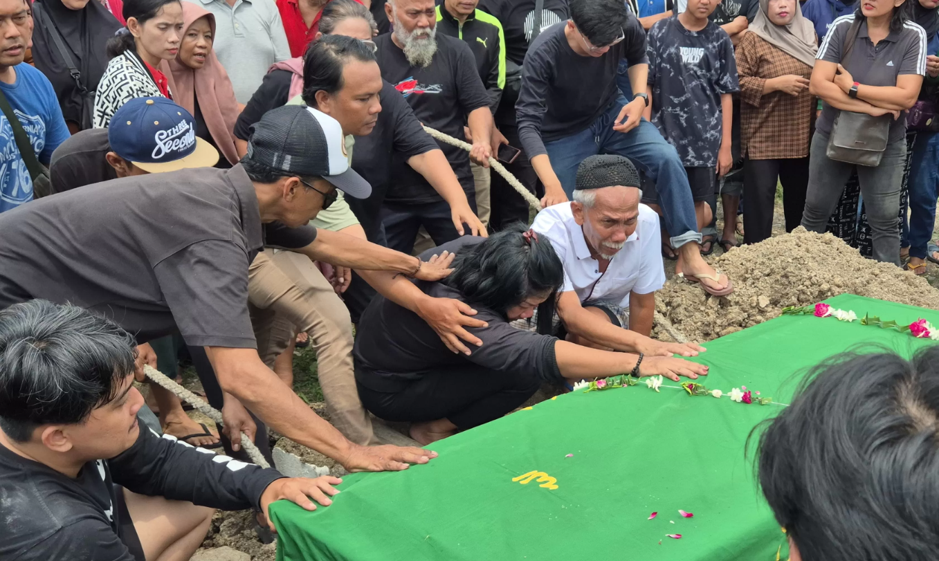Pemakaman Reno Syahputra Dewo berlangsung penuh haru. Keluarga mengikhlaskan kepergiannya setelah ditemukan meninggal di ACC Kwitang.