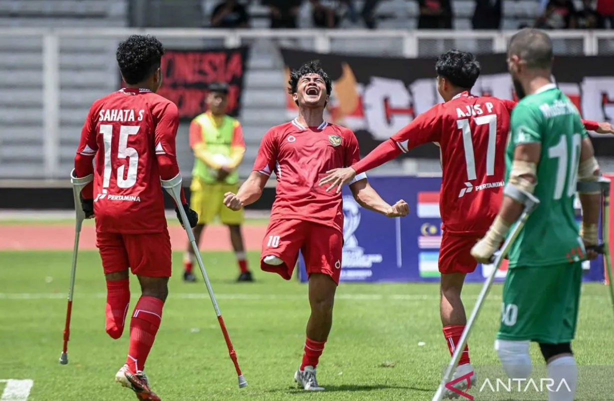 Aditya (kedua kiri) usai mencetak gol ke gawang Timnas Sepak Bola Amputasi Suriah dalam pertandingan fase grup Kualifikasi Piala Dunia Sepak Bola Amputasi 2026 Zona Asia.