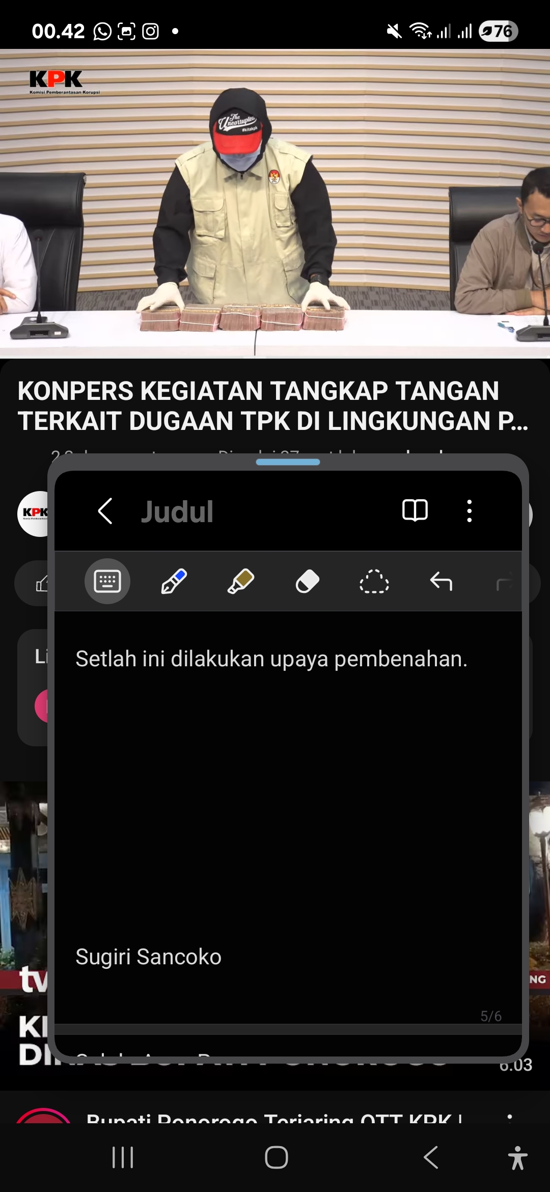 KPK menunjukkan barang bukti Rp 500 juta hasil OTT terhadap Bupati Sugiri Sancoko kasus suap perpanjangan jabatan Dirut RSUD dr. Harjono Ponorogo.