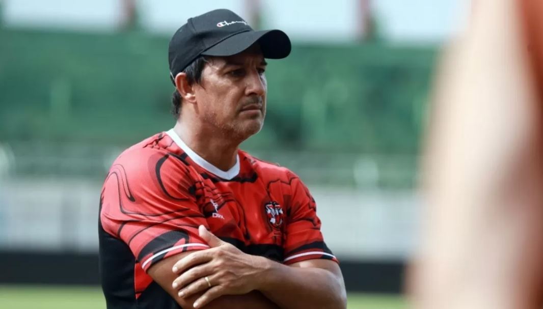 Madura United copot Alfredo Vera dari kursi pelatih.