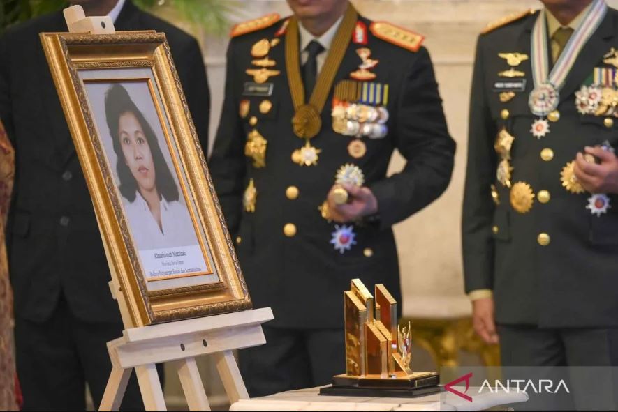 Foto Marsinah dipajang saat penganugerahan gelar pahlawan nasional di Istana Negara, Jakarta, Senin (10/11/2025).