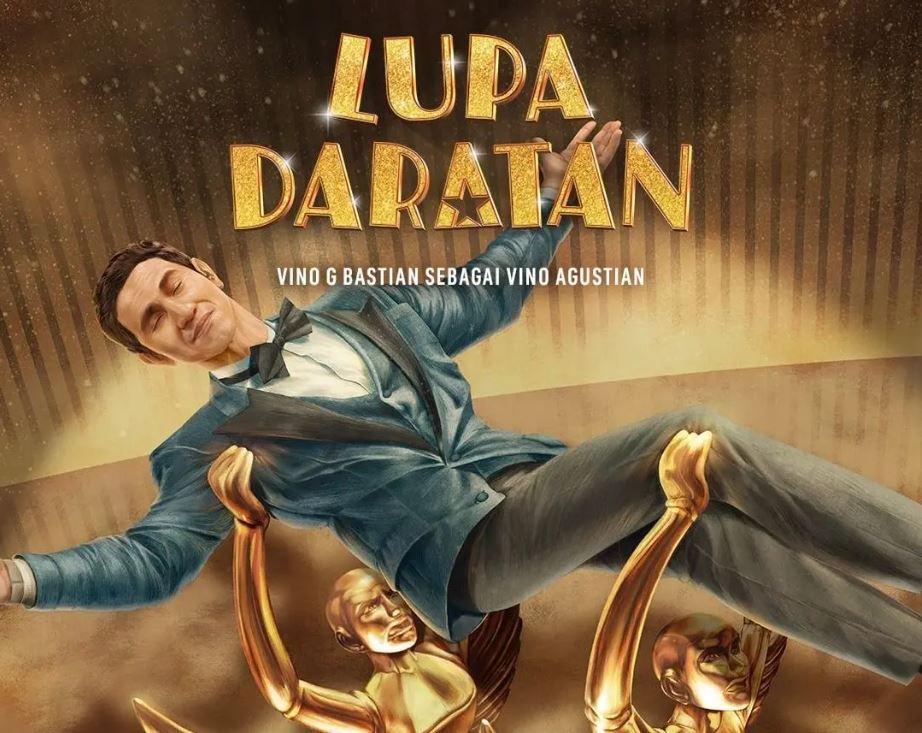 Vino G. Bastian kehilangan kemampuan akting di Lupa Daratan, film drama komedi Netflix karya Ernest Prakasa, tayang 11 Desember 2025.
