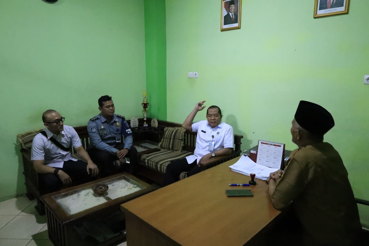 SINERGI: Tim dari Imigrasi Madiun saat melaksanakan koordinasi dengan Desa Dolopo untuk memastikan warga tidak jadi korban TPPO.