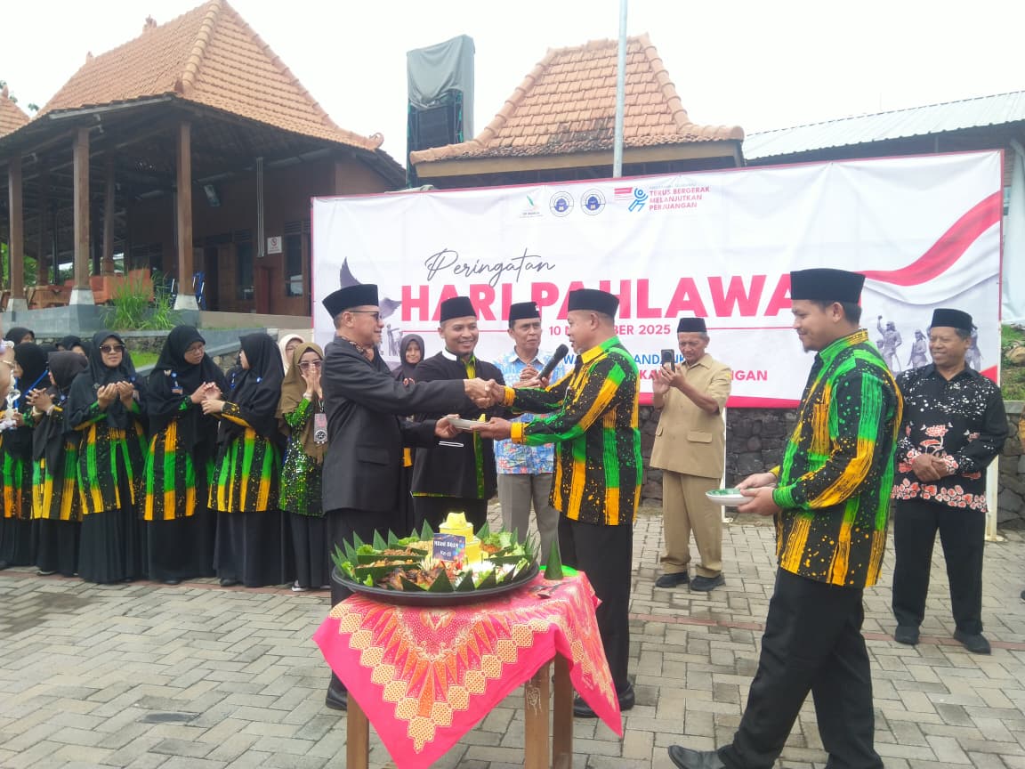 SIMBOLIS: Prosesi potong tumpeng dalam rangka Milad ke-11 BQAM.