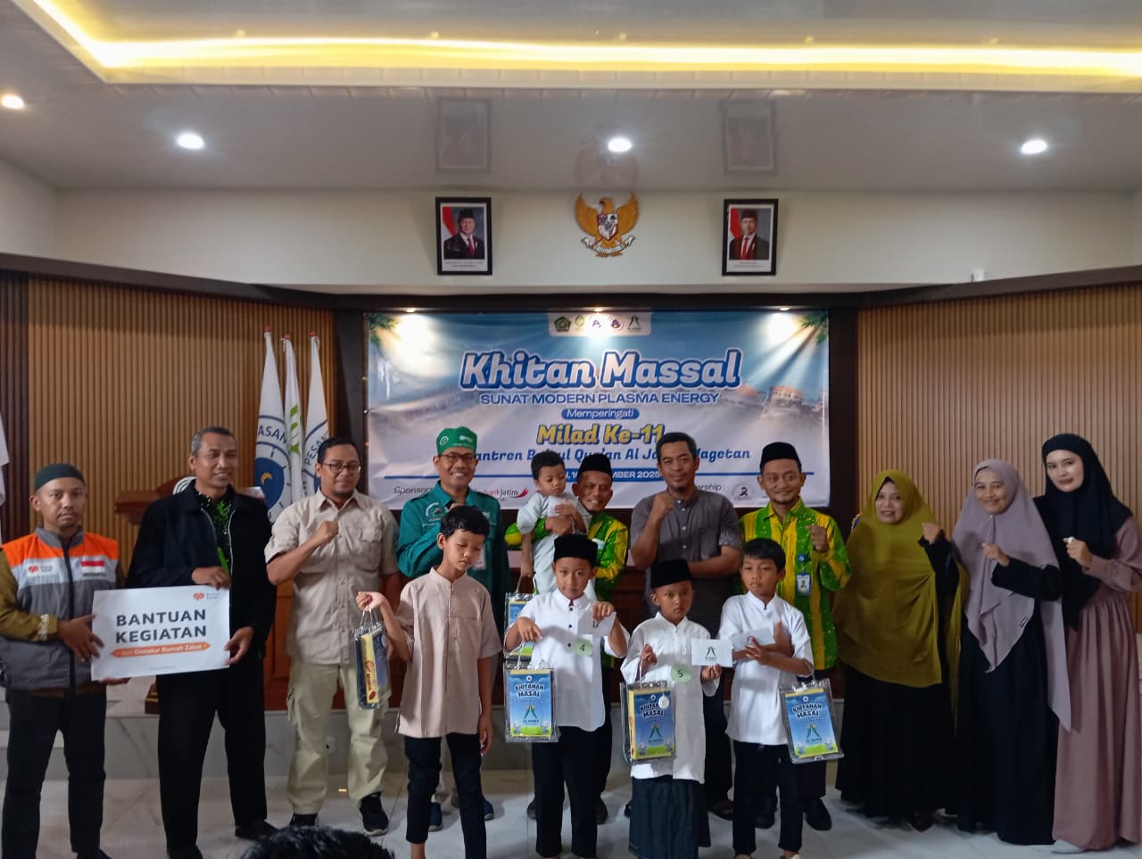BERBAGI: Ketua Dewan Pembina Yayasan BQAM Nur Wahyudi membuka langsung acara khitan massal.
