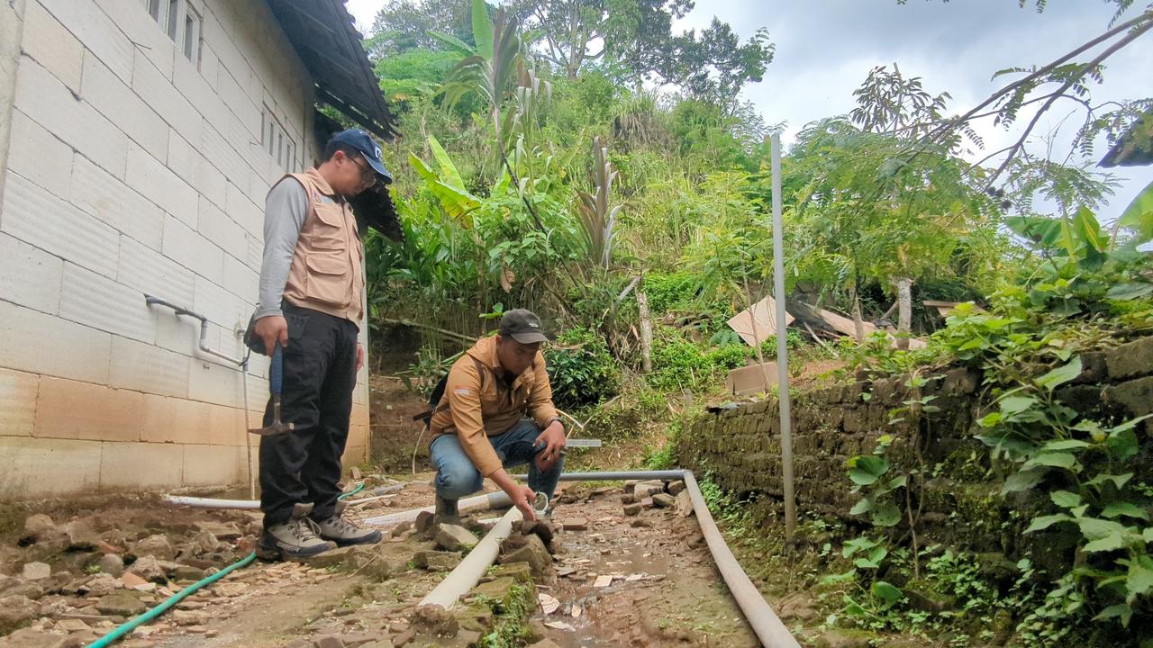 Tim ITS, BPBD, dan Dinas ESDM Jatim memetakan lokasi tanah retak di Desa Mendak, Kecamatan Dagangan. DIAN RAHAYU/RADAR MADIUN
