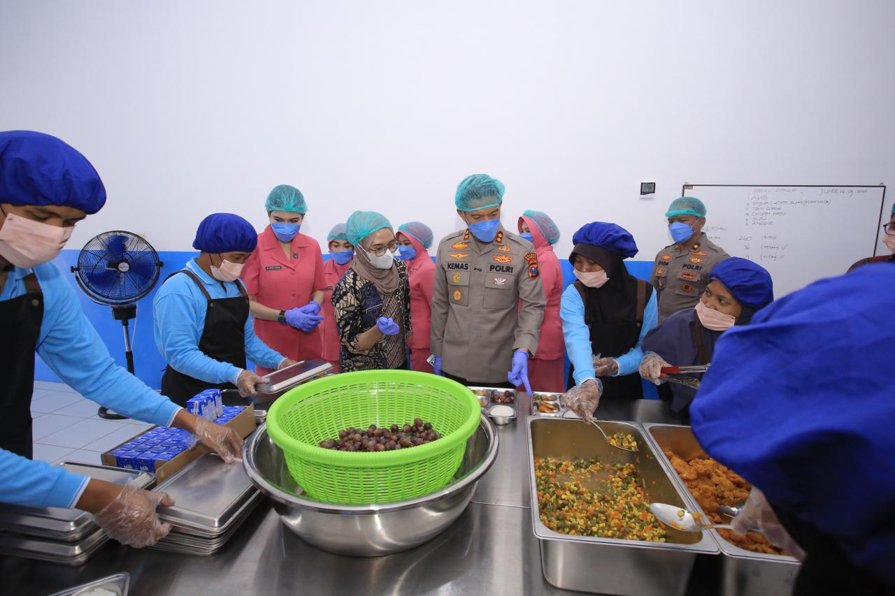 SPPG Polres Madiun menyajikan nasi pecel khas Madiun untuk pelajar dalam program Makan Bergizi Gratis (MBG). FOTO: ISTIMEWA