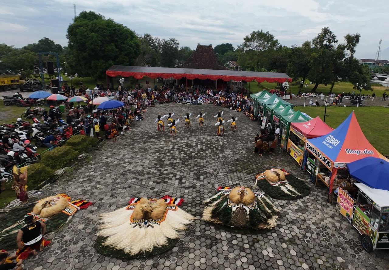 Gelar Budaya Minggu Kliwonan di kompleks Kepatihan Ngawi ramai penonton. Kawasan ini bakal direvitalisasi jadi taman budaya tahun depan. ASEP SYAEFUL/RADAR NGAWI