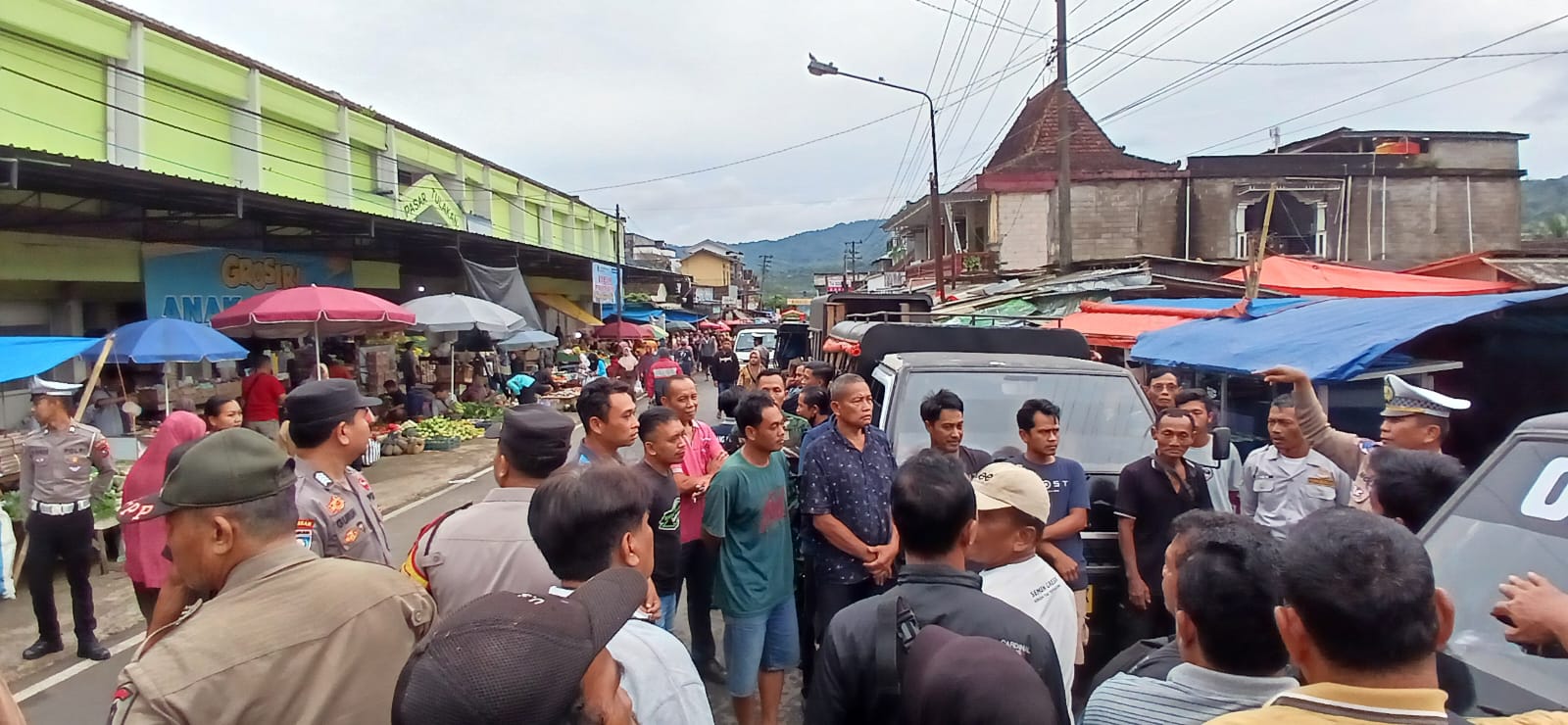 Arus lalu lintas di kawasan Pasar Tulakan Pacitan tersendat akibat parkir hingga badan jalan dan pedagang menutup trotoar. NUR CAHYONO/RADAR PACITAN