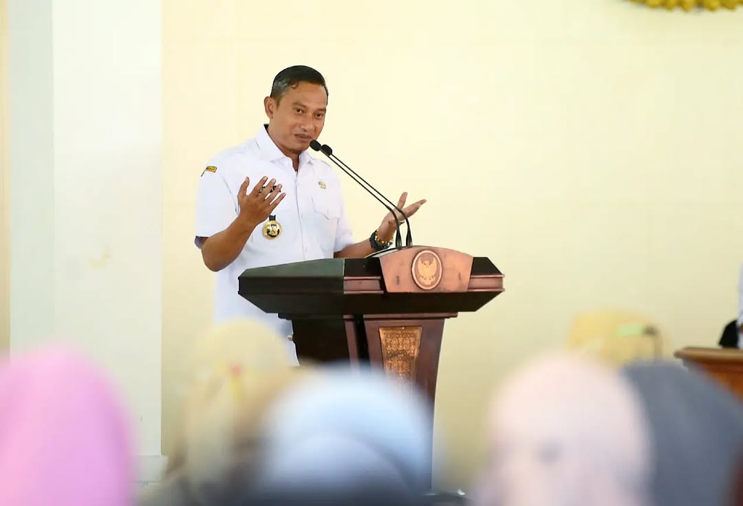 Bupati Pacitan Indrata Nur Bayuaji mengajak masyarakat meneladani nilai perjuangan para pahlawan pada peringatan Hari Pahlawan 2025.