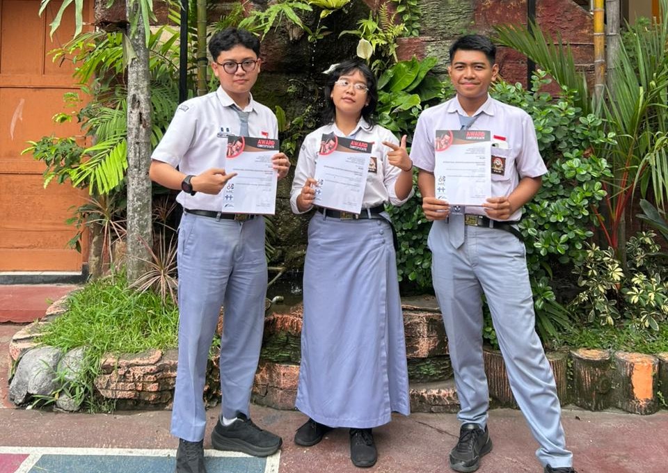 Tiga siswa SMAN 2 Madiun peraih medali perak InIIC Malaysia 2025 berkat alat penyaring udara ramah lingkungan bernama PUSTARA.