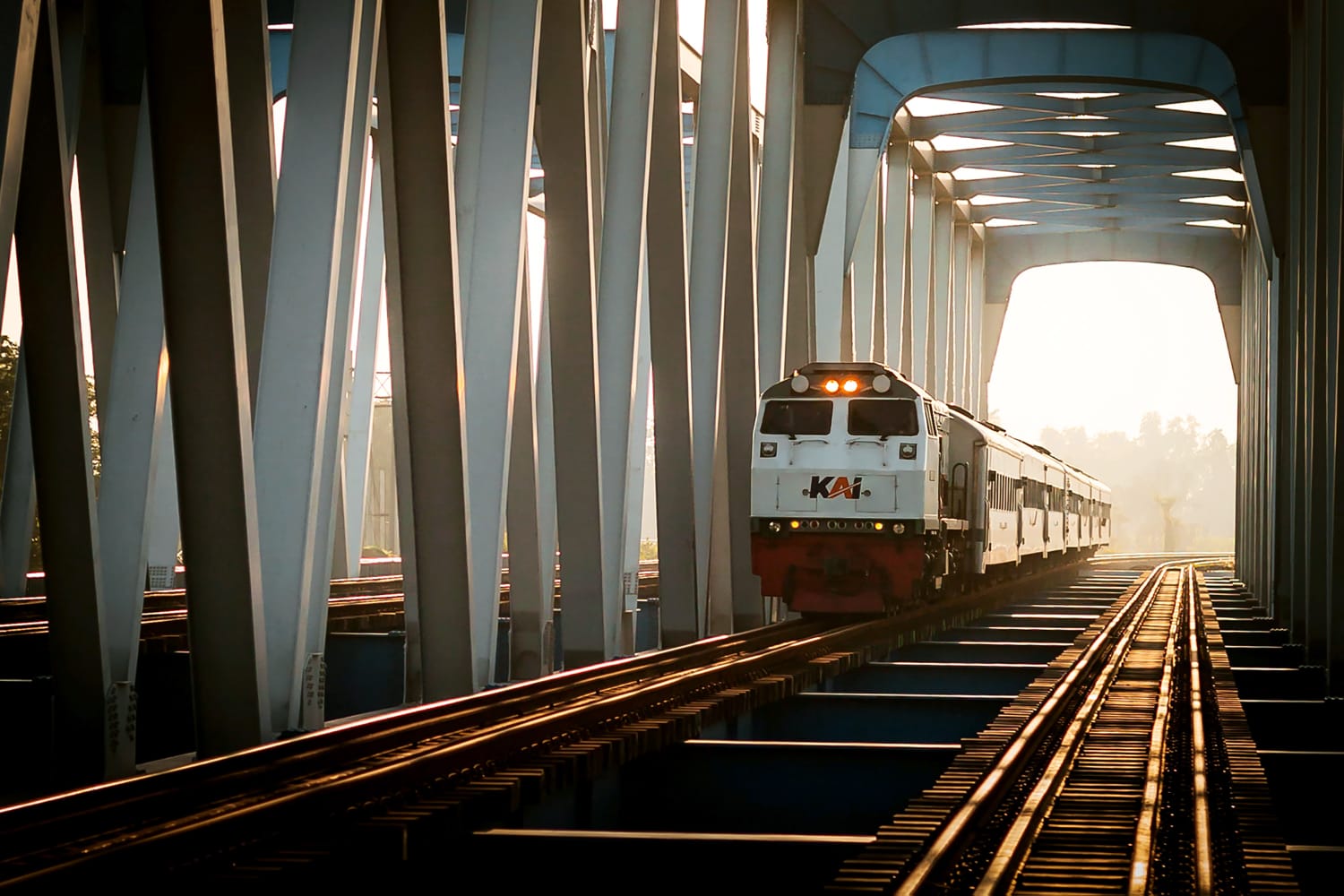 Calon penumpang bersiap memesan tiket kereta libur Natal dan Tahun Baru 2026 melalui aplikasi Access by KAI.