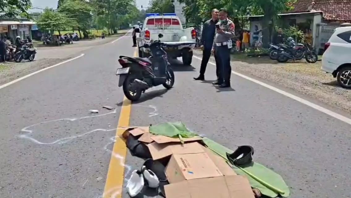 Seorang remaja menjadi korban kecelakaan maut di Jalan Raya Ngawi&ndash;Solo, Desa Kebon, Paron, Senin (10/11). ASEP SYAEFUL BACHRI/JAWA POS RADAR NGAWI