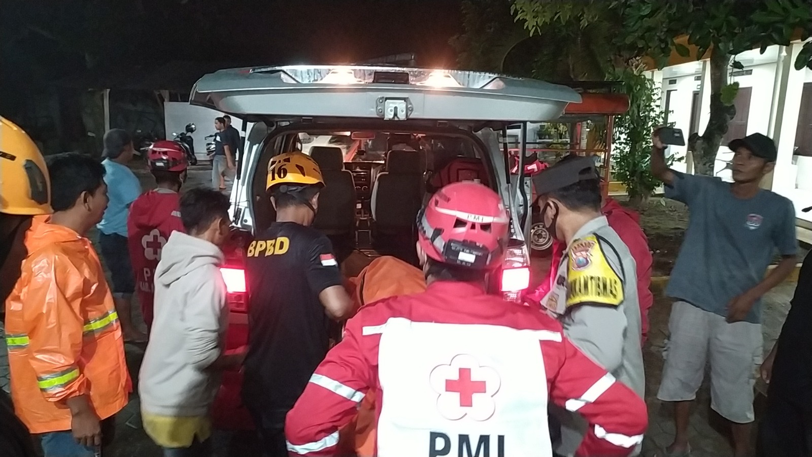 Petugas BPBD Magetan mengevakuasi jenazah DK (16) yang tewas tenggelam saat mencari umpan memancing di Embung Titang Krajan, Minggu (9/11). AJI PUTRA/RADAR MAGETAN
