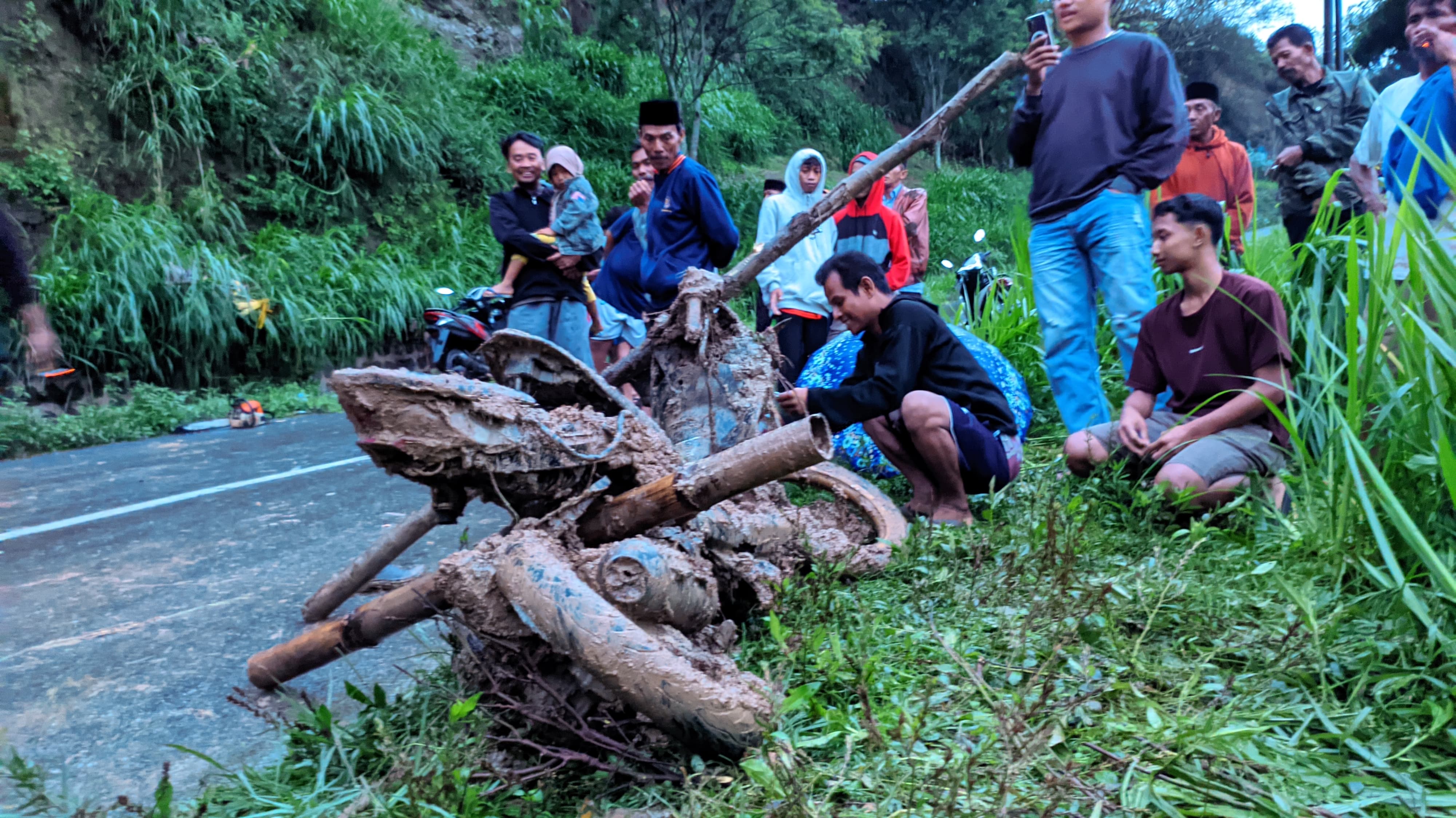 Petugas gabungan melakukan evakuasi korban dan membersihkan material tanah di jalur Poncol&ndash;Wonogiri usai hujan deras mengguyur kawasan tersebut. FOTO: AJI PUTRA/RADAR MAGETAN