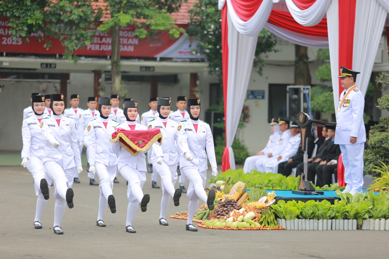 Wali Kota Madiun Maidi menjadi inspektur upacara Hari Pahlawan 2025 di Balai Kota, mengajak masyarakat meneladani semangat dan pengabdian para pahlawan. BAGAS BIMANTARA/RADAR MADIUN