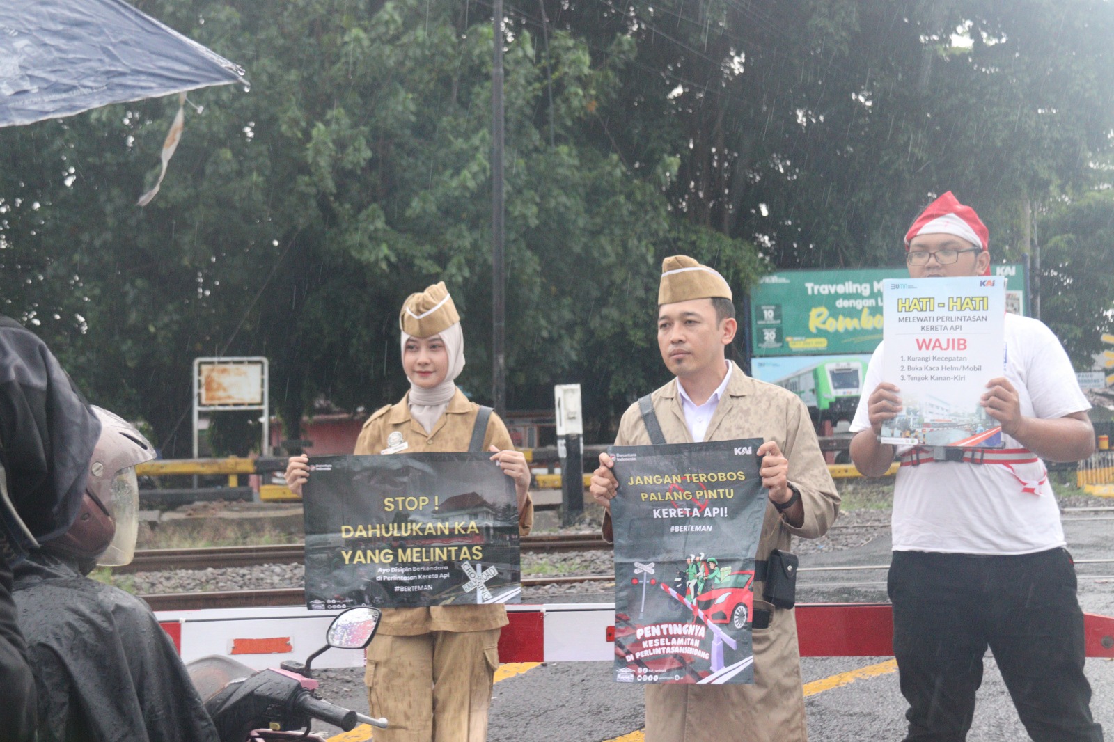 Petugas KAI Daop 7 Madiun dan Komunitas Pecel +63 mengenakan kostum pahlawan saat menggelar sosialisasi keselamatan di perlintasan JPL 138 Madiun, Senin (10/11).