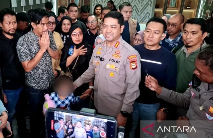Kapolrestabes Makassar Arya Perdana bersama Bilqis didampingi ayahnya.