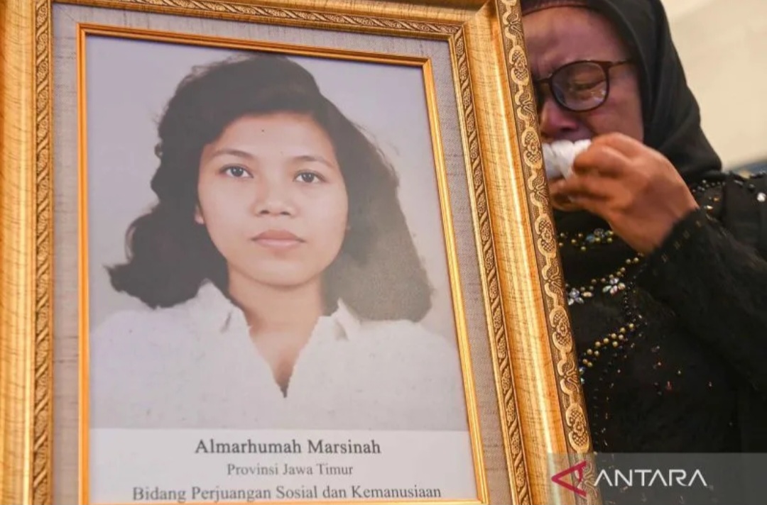 Marsini tak kuasa menahan tangis saat Presiden Prabowo menganugerahkan gelar Pahlawan Nasional kepada Marsinah, ikon perjuangan buruh Indonesia.