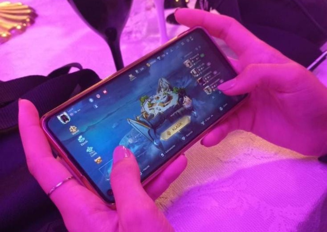 Atasi HP cepat panas saat main game dengan 3 langkah mudah: optimalkan sistem, atur grafis, dan kendalikan suhu.