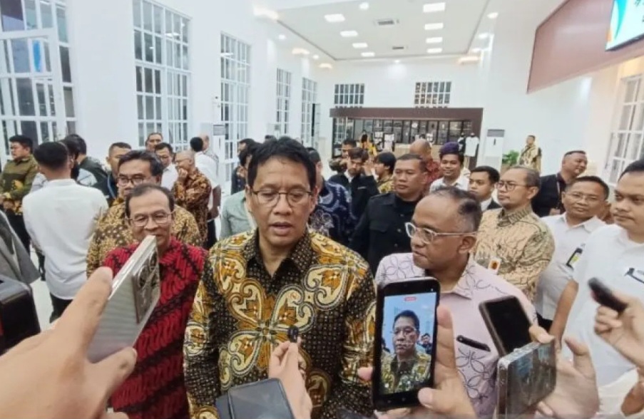Menkeu Purbaya saat menghadiri kegiatan di Universitas Airlangga (Unair) Surabaya, Senin (10/11).