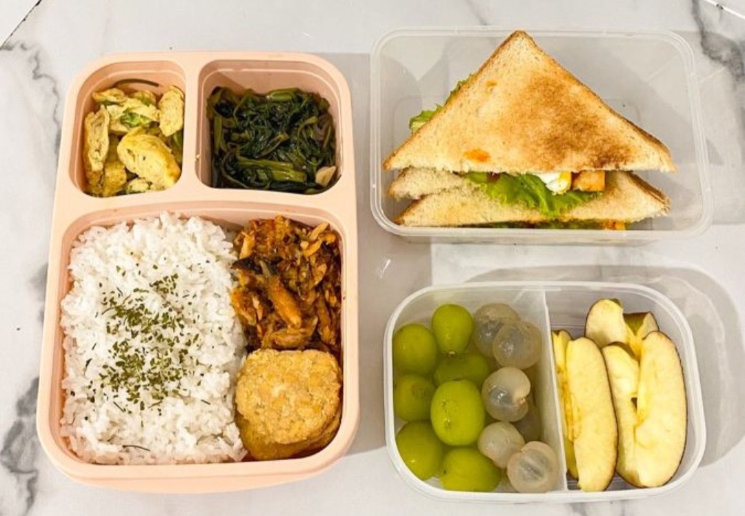 Hilangkan bau dan noda di kotak bekal hanya dengan bahan dapur seperti garam, kopi, dan kulit lemon.