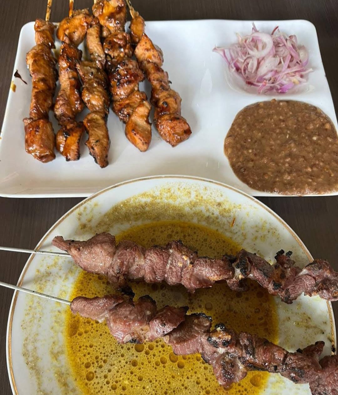 Sate Klatak Pak Pong di Bantul,  terkenal dengan tusukan jeruji besi dan cita rasa kambing muda yang empuk serta gurih alami.