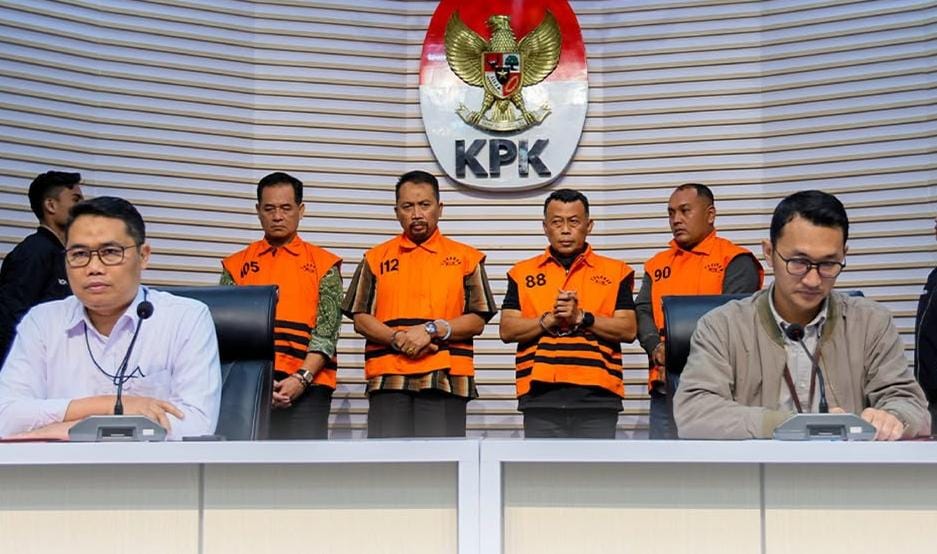 KPK resmi menetapkan Bupati Sugiri Sancoko, Sekda Agus Pramono, Dirut RSUD dr Harjono Yunus Mahatma, dan Sucipto (kontraktor), sebagai tersangka tiga klaster kasus korupsi.
