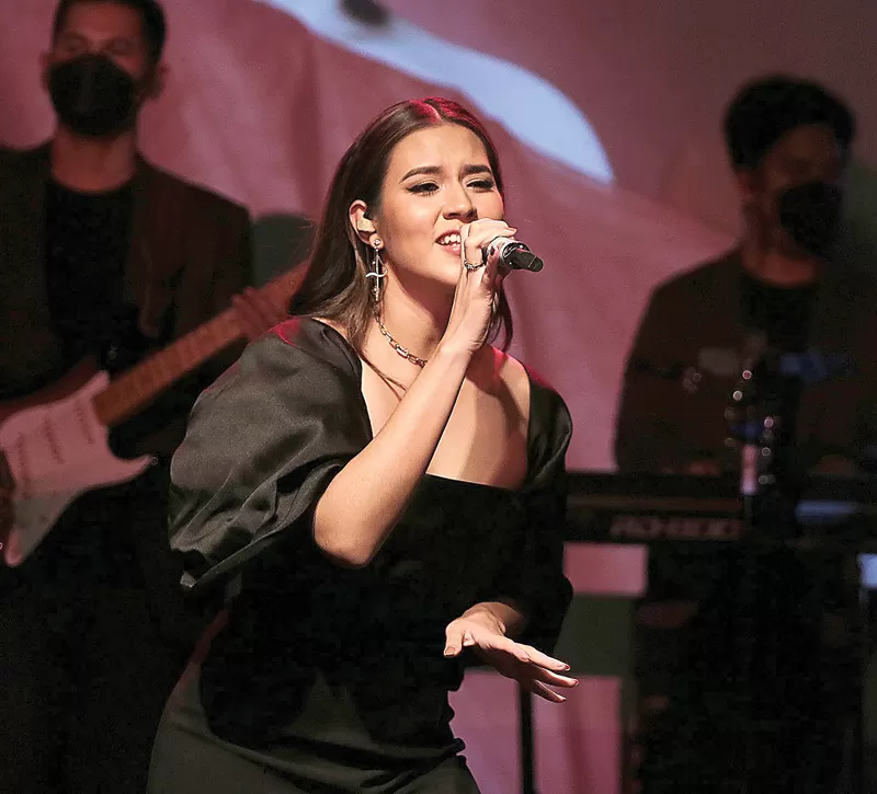 Raisa Curhat Perpisahan dengan Hamish Daud di Atas Panggung