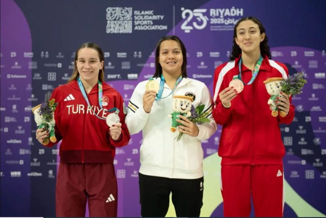 Adelia (tengah) meraih medali emas dalam Islamic Solidarity Games (ISG) Riyadh 2025 di Riyadh, Arab Saudi, Sabtu (9/11/2025).