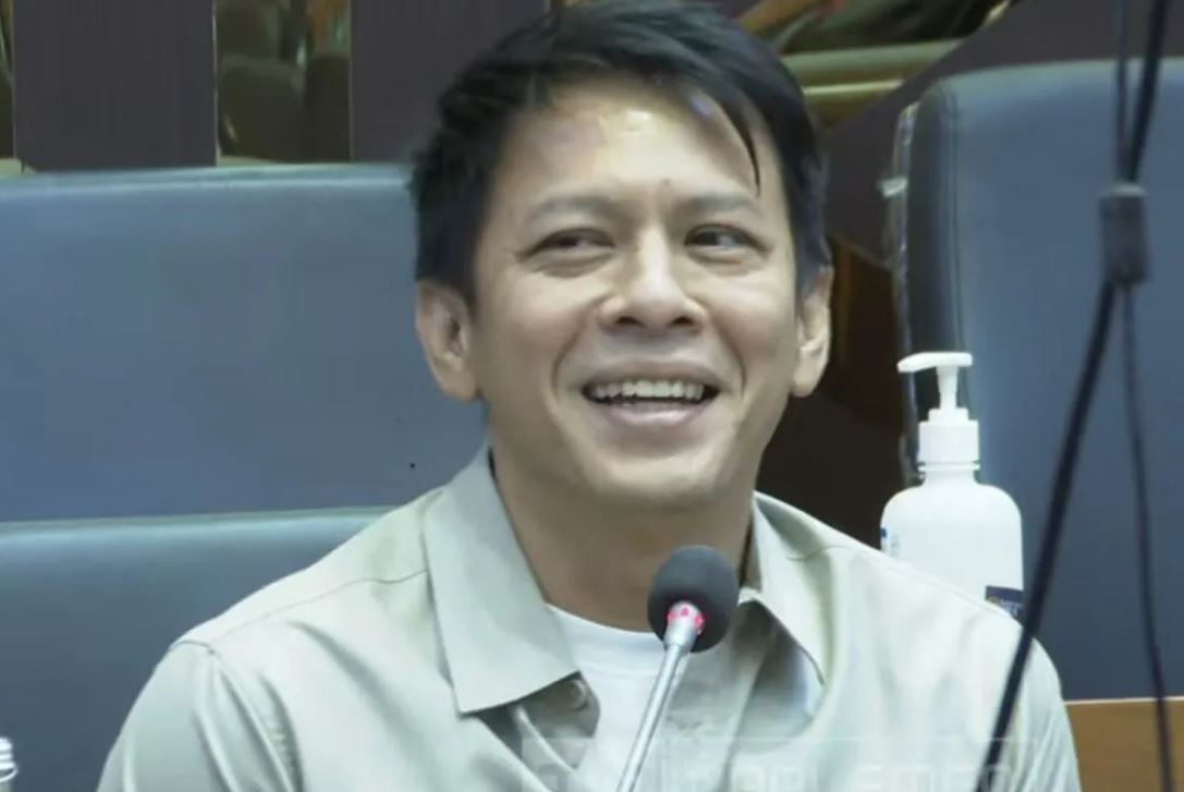 Wakil Ketua Vibrasi Suara Indonesia (VISI) Nazril Irham alias Ariel Noah tampil menyanyi satu bait lagu