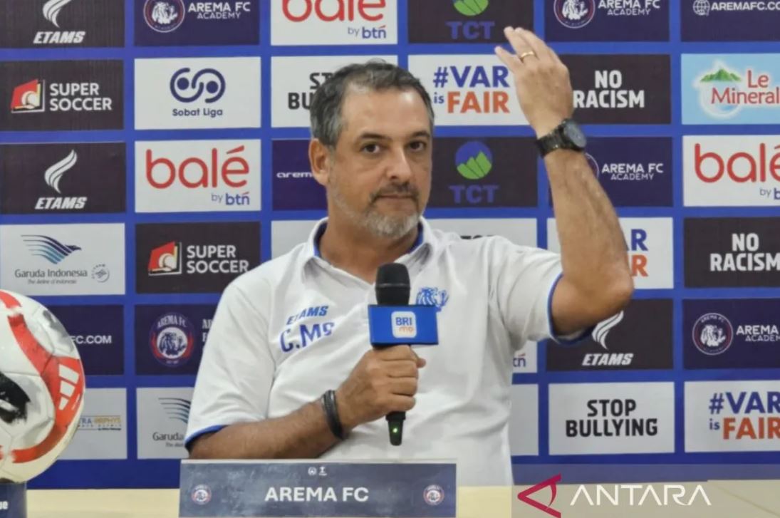 Marcos Santos benahi kebugaran pemain Arema FC jelang Derbi Jatim lawan Persebaya, targetkan kemenangan di Gelora Bung Tomo.