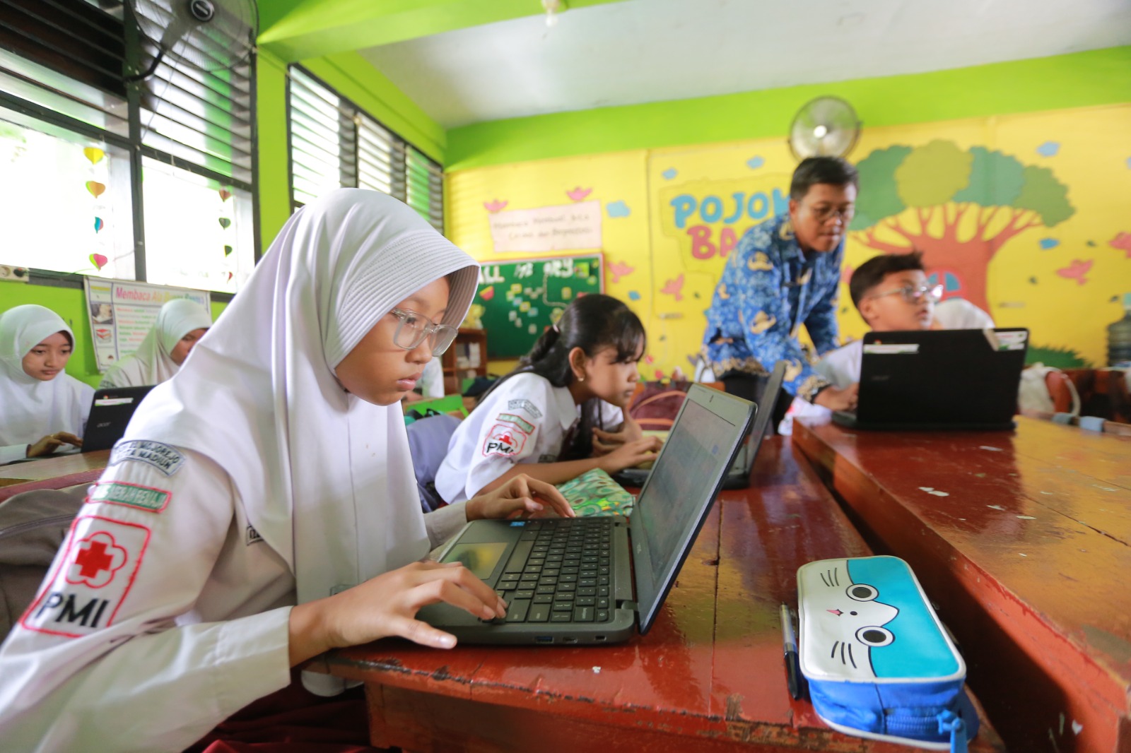 Kepala Dindik Kota Madiun Lismawati memastikan program perbaikan laptop siswa berlanjut tahun depan untuk menunjang pembelajaran digital di sekolah. FOTO: BAGAS BIMANTARA/RADAR MADIUN