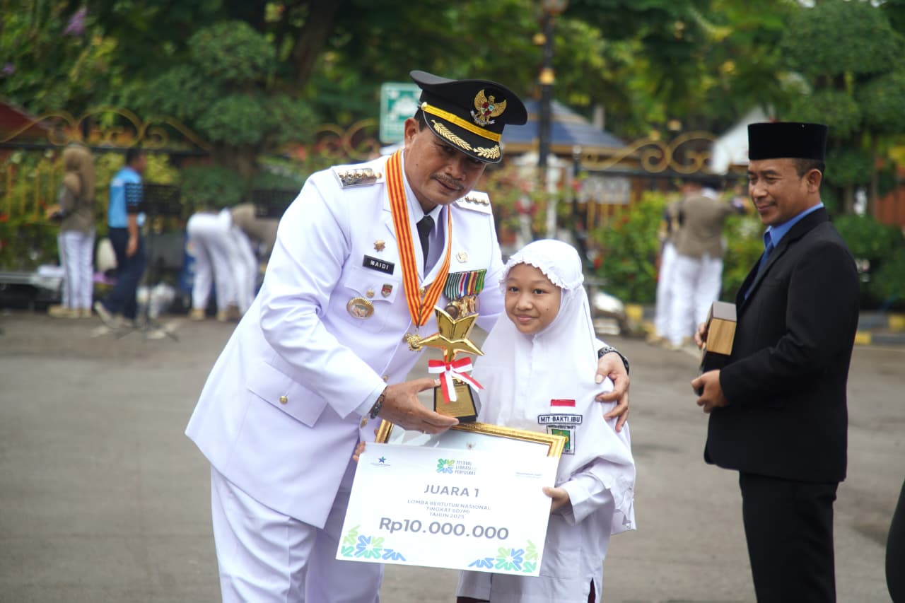 Deayu Useiko, siswi MIT Bhakti Ibu peraih juara Lomba Bertutur Nasional 2025, menerima apresiasi dari Wali Kota Maidi di Balai Kota Madiun, kemarin (10/11). BAGAS BIMANTARA/RADAR MADIUN