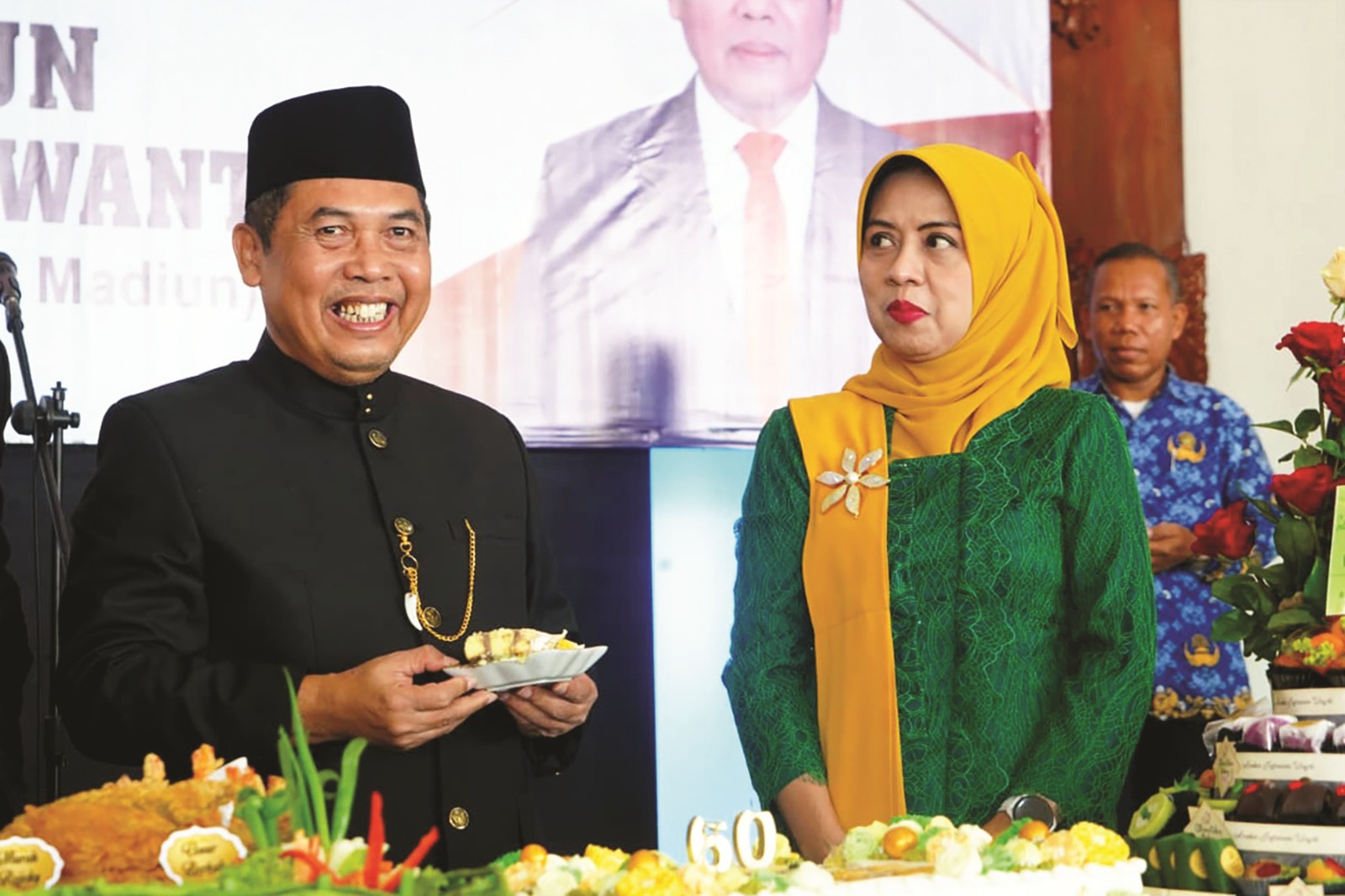 Sekda Kabupaten Madiun Tontro Pahlawanto merayakan ulang tahun ke-60 bersama jajaran eksekutif dan legislatif usai upacara Hari Pahlawan, kemarin (10/11). FOTO: PROKOPIM PEMKAB MADIUN