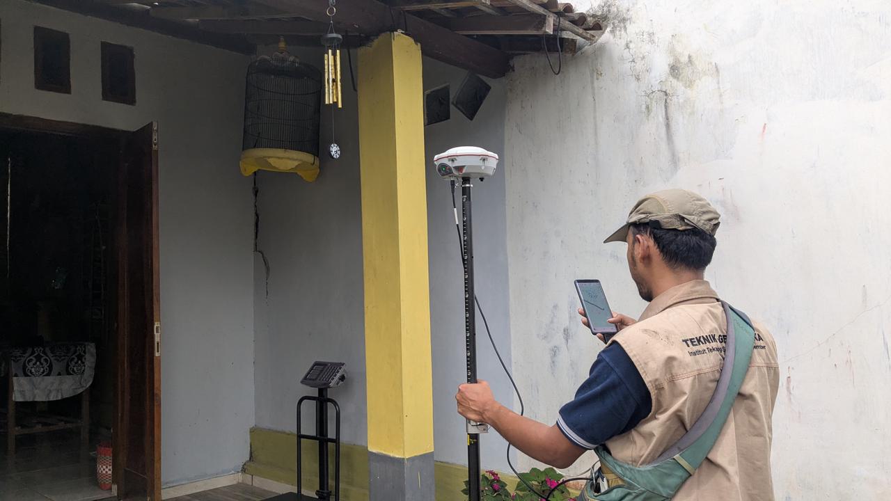 Wakil Bupati Madiun dr Purnomo Hadi memastikan Pemkab Madiun menunggu rekomendasi BPBD Jatim untuk langkah penanganan tanah retak di Mendak. DOK RADAR MADIUN