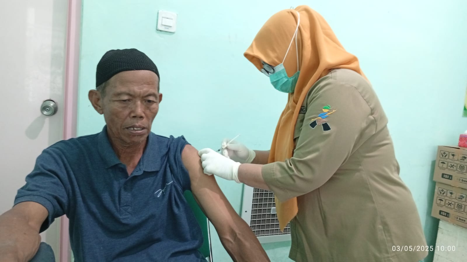 Belasan calon jemaah haji asal Kecamatan Mejayan menjalani pemeriksaan kesehatan haji di puskesmas setempat, kemarin (10/11). DIAN RAHAYU/RADAR MADIUN