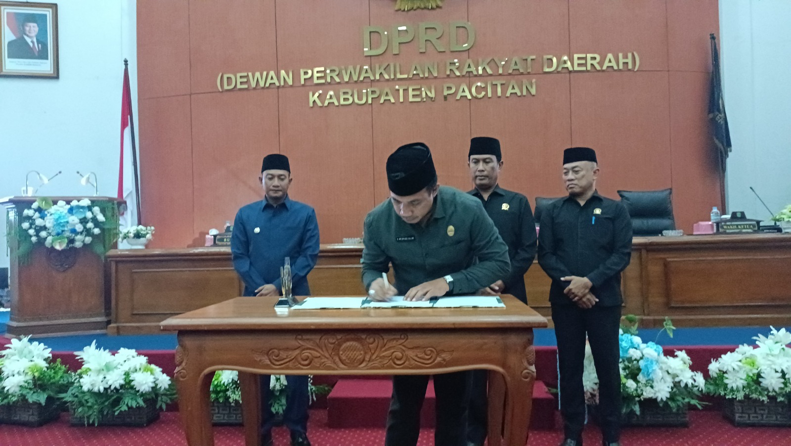 Para petinggi eksekutif dan legislatif Pacitan mengesahkan R-APBD 2026, kemarin (10/11). NUR CAHYONO/RADAR PACITAN