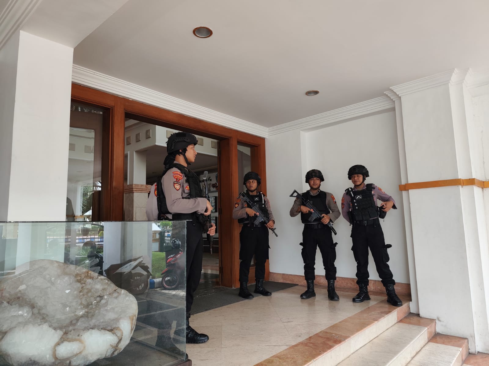 Brimob mengawal penggeledahan oleh KPK di Kantor Bupati Ponorogo, Selasa 11 November 2025. Seluruh pintu ditutup, hanya satu yang dibuka dan dijaga ketat.