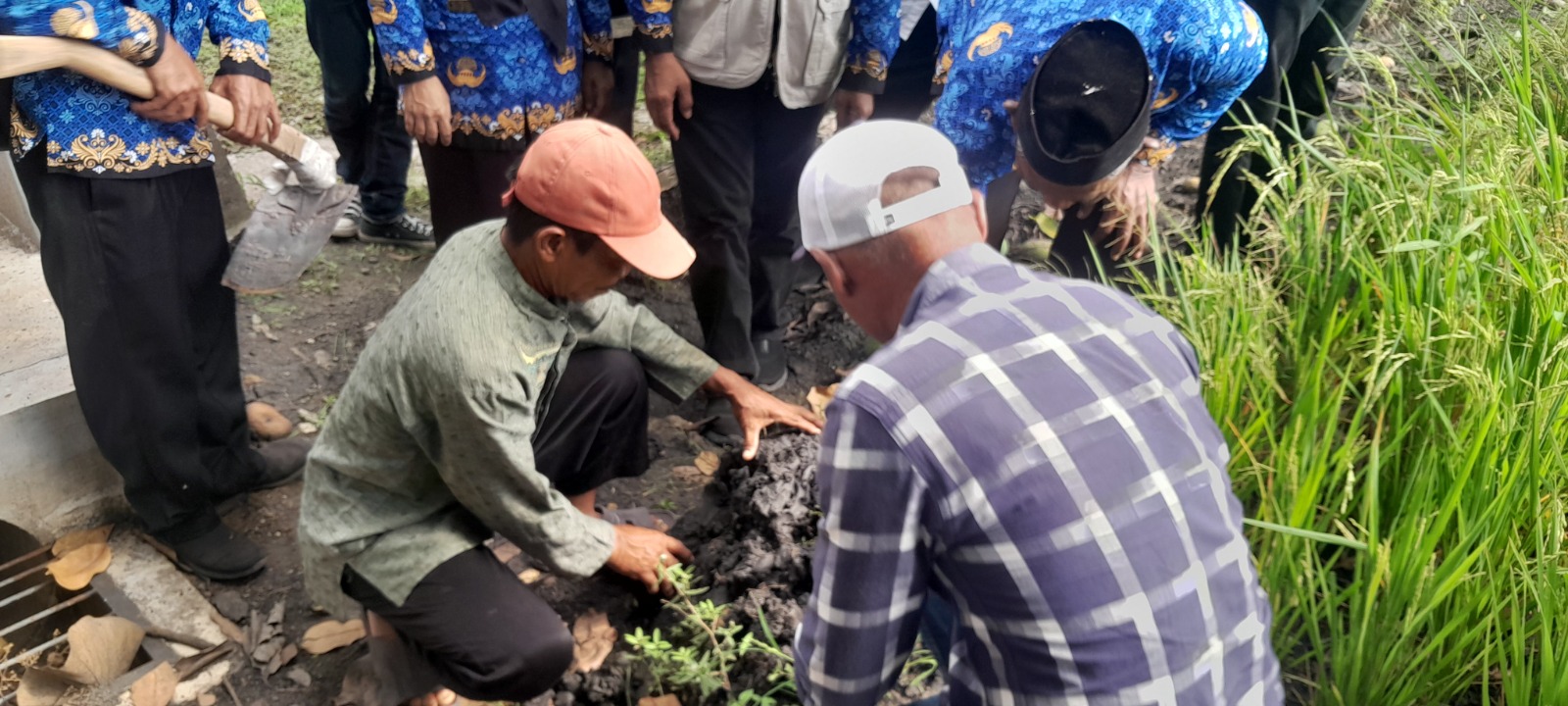 Dua warga bersalaman usai menetapkan batas tanah di Desa Wonokerto, Kedunggalar, Ngawi, kemarin (10/11). ASEP SYAEFUL BACHRI/JAWA POS RADAR NGAWI