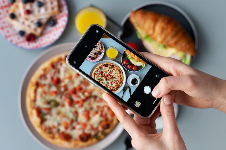 Ilustrasi content creator kuliner Instagram.