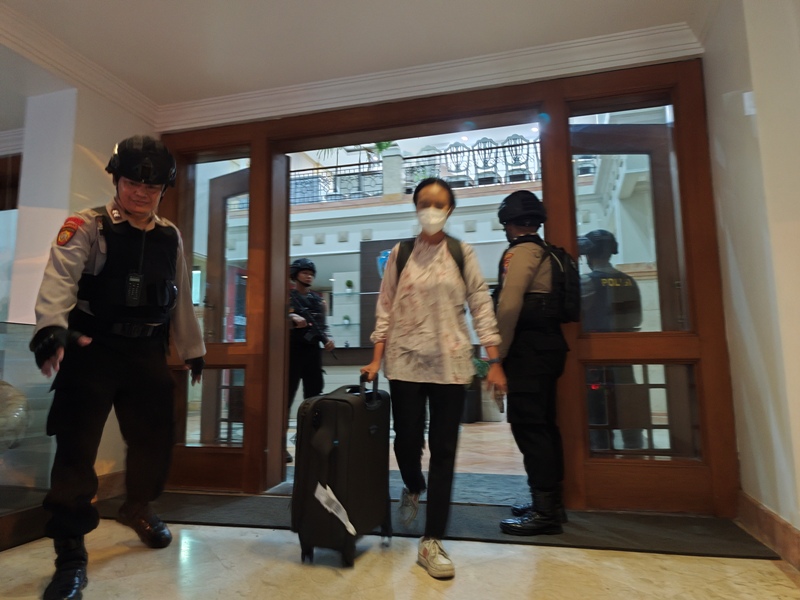 Tim penyidik KPK geledah kantor Pemkab Ponorogo dan membawa tiga koper dari ruang kerja Bupati dan Sekda, Senin (11/11).