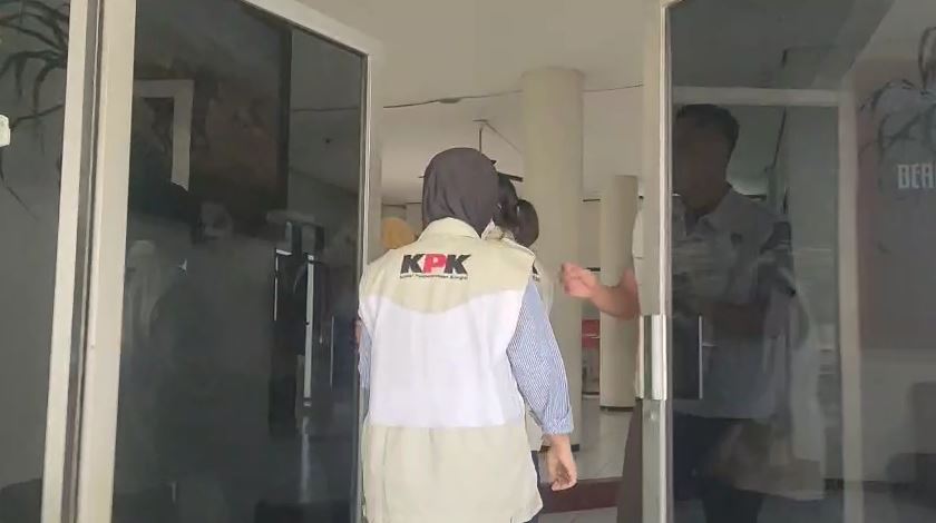 KPK kembali melakukan penggeledahan di Kantor Pemkab Ponorogo pascapenetapan tersangka Bupati Sugiri Sancoko.