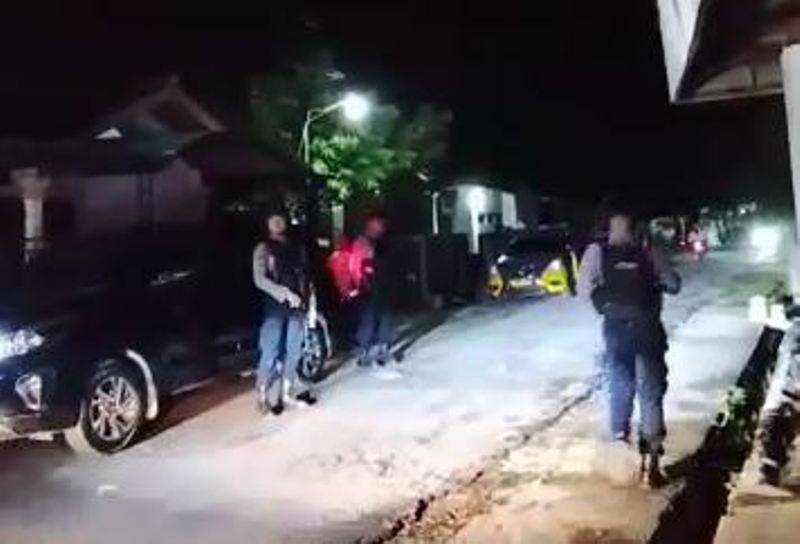 KPK geledah rumah Ely Widodo, adik Bupati Sugiri Sancoko Selasa malam (11/11/2025).