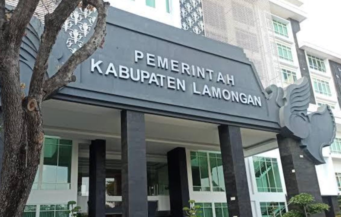 Pembangunan Gedung Pemkab Lamongan dalam bidikan KPK. Empat orang sudah ditetapkan tersangka dugaan korupsi proyek pembangunan gedung ini.