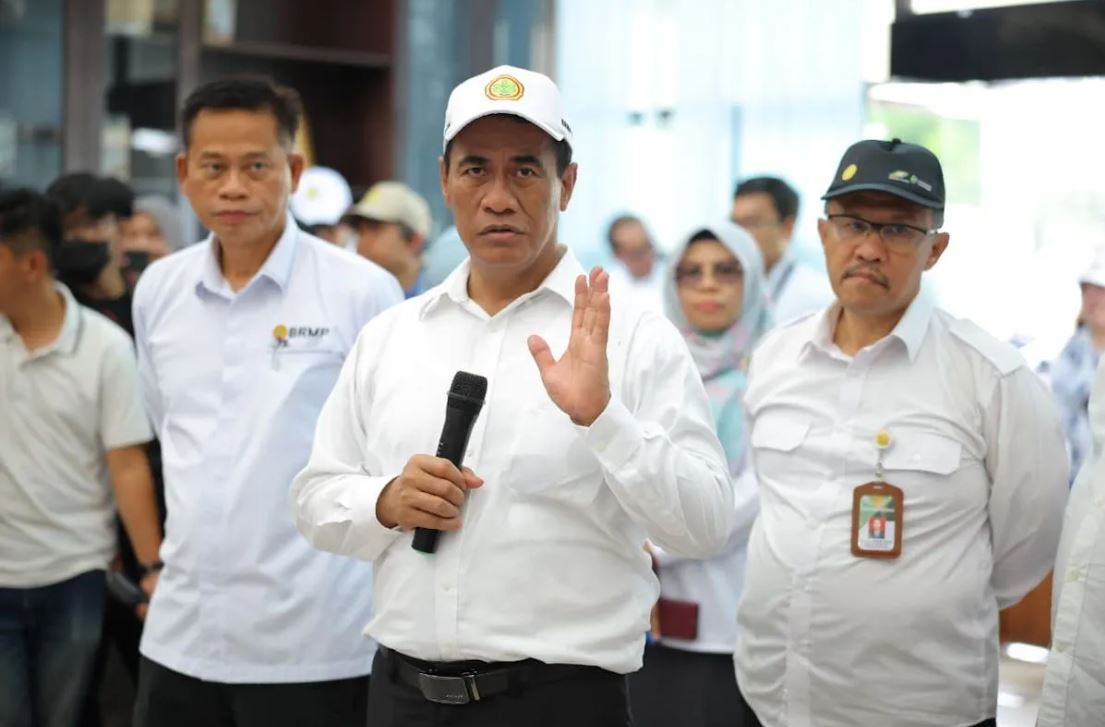 Menteri Pertanian Andi Amran Sulaiman (tengah) inspeksi mendadak ke lahan percobaan Balai Besar Perakitan dan Modernisasi Pertanian (BRMP) Tanaman Padi Sukamandi, Kabupaten Subang, Jawa Barat.
