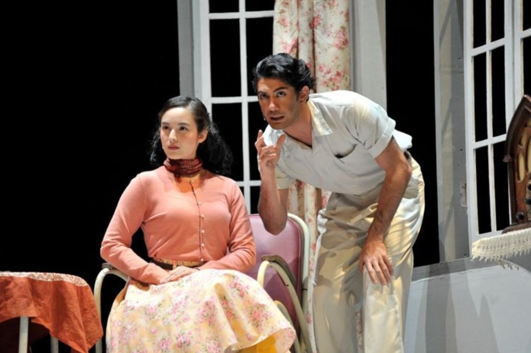 Reza Rahadian ketika memerankan sosok Chairil Anwar dalam pementasan teater bertajuk "Perempuan-Perempuan Chairil" yang diselenggarakan di Teater Jakarta, Taman Ismail Marzuki pada November 2017.