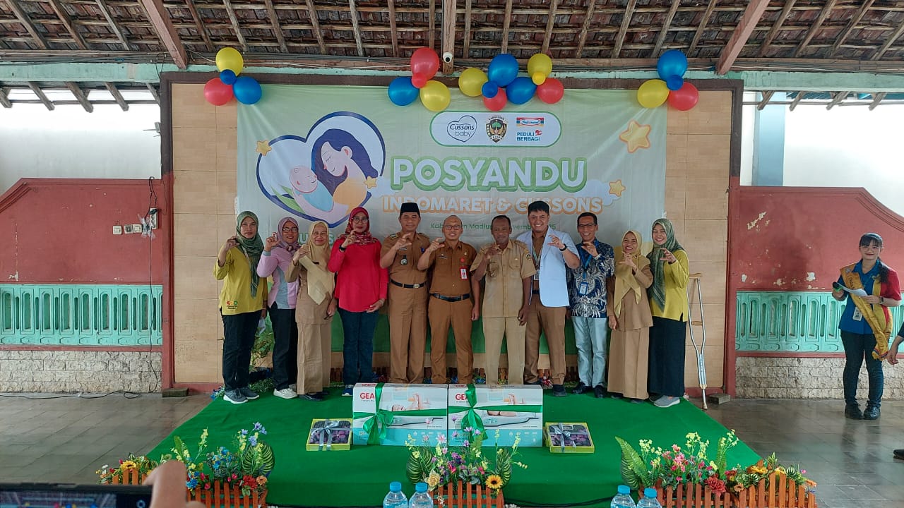BERMANFAAT: Tim dari PT Indomarco Prismatama dan PT Cussons Indonesia memberikan bantuan alat kesehatan berupa timbangan bayi digital untuk Puskesmas Saradan.