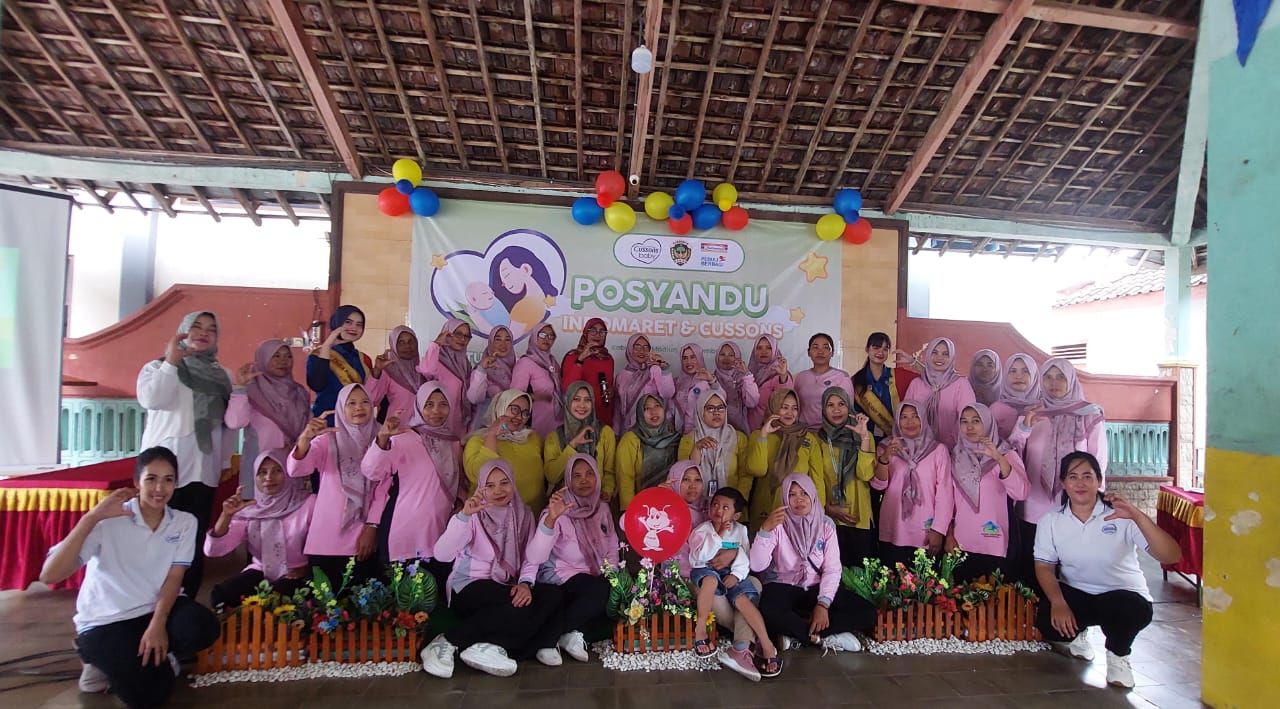 SINERGI: Tim dari PT Indomarco Prismatama, PT Cussons Indonesia, berfoto bersama dengan seluruh kader posyandu Desa Sugihwaras, Saradan, Kabupaten Madiun.