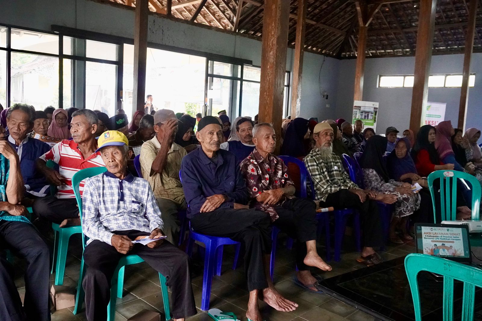 Lansia di Ponorogo mengikuti program kesehatan gratis LPS Peduli.